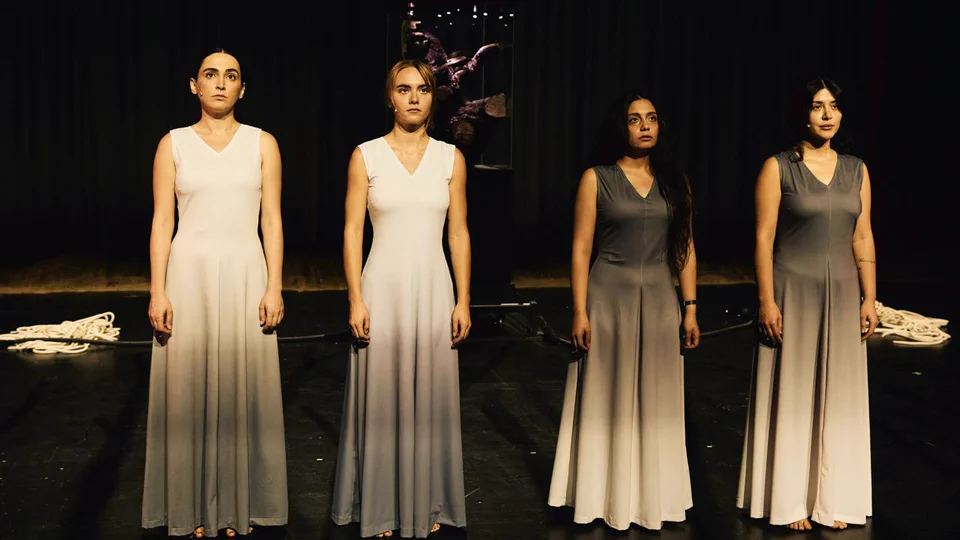 Four performers on stage in the official 3sat image for Exil-Iraner und der Traum von der Freiheit