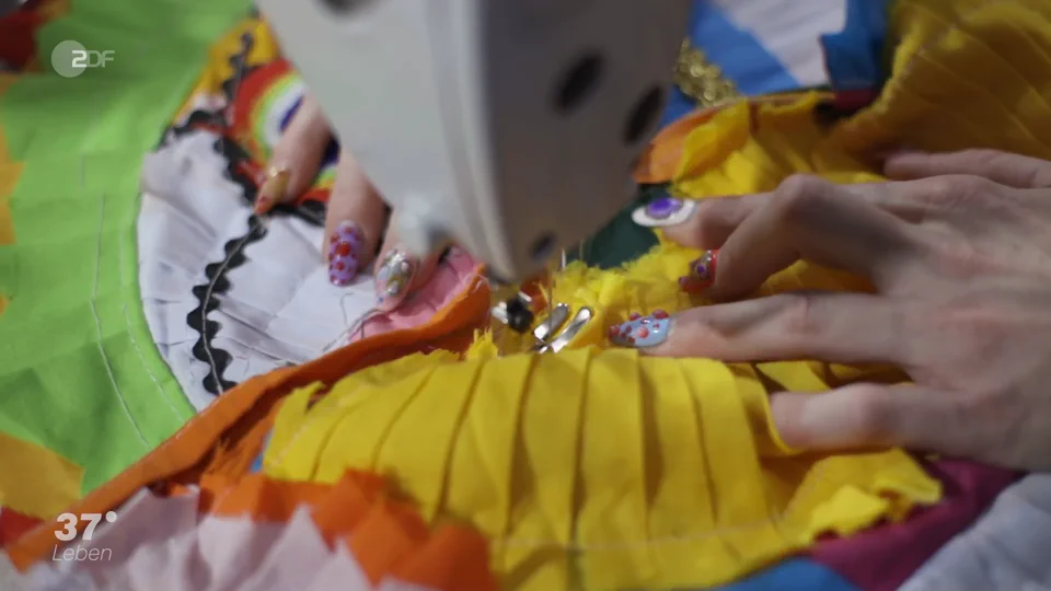 Colourful fabric being sewn in ZDF's Trash Fashion reportage